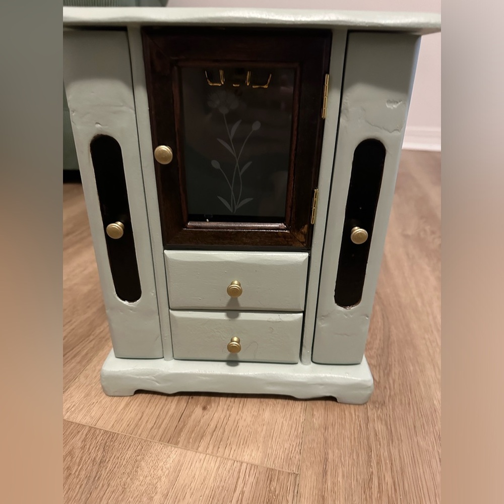 Jewelry box